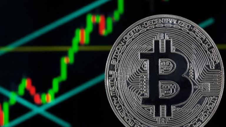 Bitcoin arrin në 63,000 dollarë