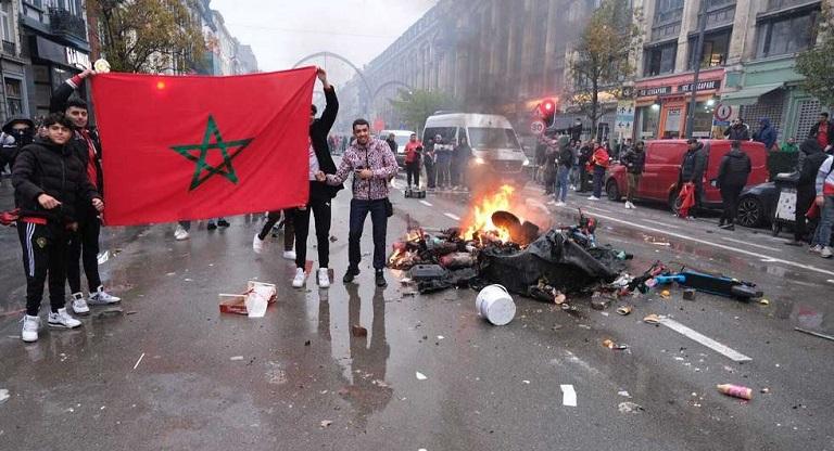 Pasi mundën Belgjikën, marokenët bëjnë festë të çmendur, “i vënë flakën” Brukselit (Video)