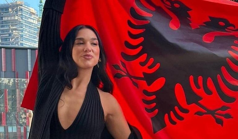 Kritikat në rrjet për flamurin ‘autokton’, Dua Lipa: S’është bërë për nacionalizëm