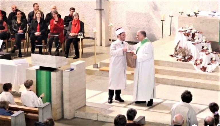 Kreu i besimtarëve myslimanë shqiptarë mban fjalim në Kishën Evangjeliste