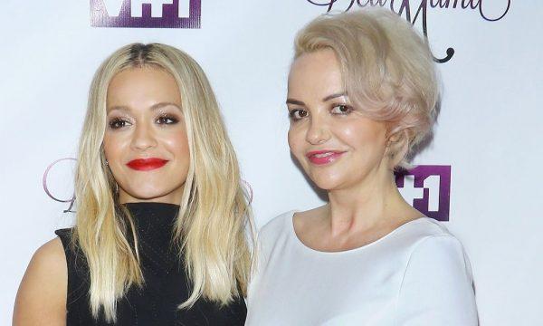 Rita Ora publikon  foto nga divani, vëmendjen e merr komenti i nënës së saj