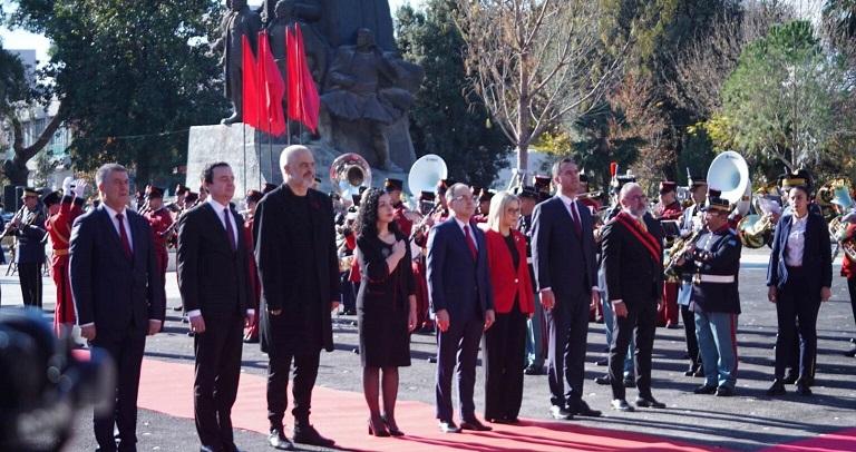 ​Fotografi nga Vlora| Shqiptarët bëhen bashkë në festën më të rëndësishme të kombit