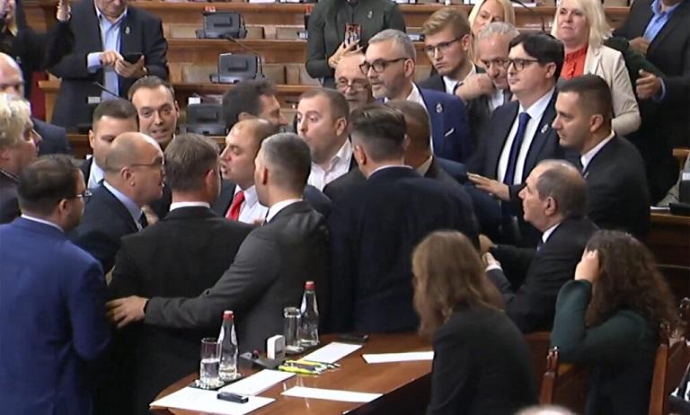 Incident në Parlamentin e Serbisë, deputetët përplasen e shahen mes vete (Video)