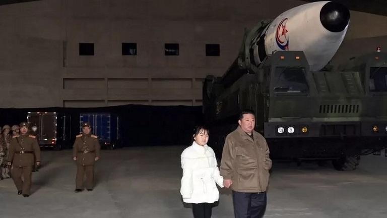 Vajza e Kim Jong Un shfaqet për herë të parë në publik