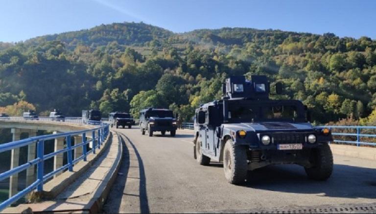 Komandanti i KFOR-it i tregon Serbisë që Policia s’ka nevojë për të marr leje për futjën e forcave speciale të saj në Veri!