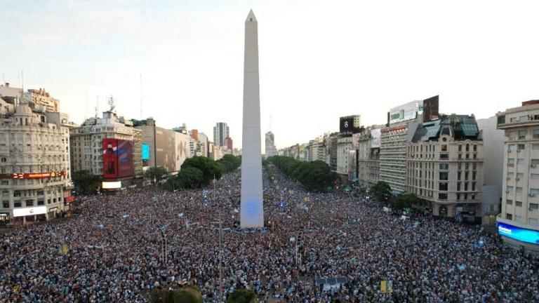 Festë e ‘çmendur’ në Buenos Aires pas fitores së Argjentinës (Video)