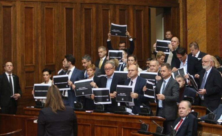 Pushteti i Vuçiqit sulmon mediat e pavarura në Serbi, deputetët opozitar protestojnë në Kuvend