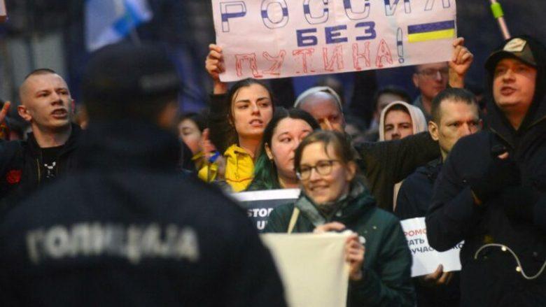 E Çuditshme! Rusët protestojnë në Beograd kundër luftës në Ukrainë me parullat: “Putin në Hagë, Rusia është vend terorrist”