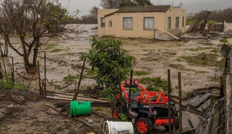 Kalifornia në gjendje të jashtëzakonshme, të paktën 19 të vdekur nga moti i keq