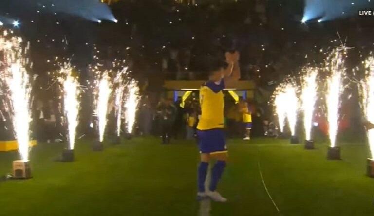 I veshur me fanellën e Al Nassr, Ronaldo zbret në fushë dhe prezantohet para mijëra tifozëve