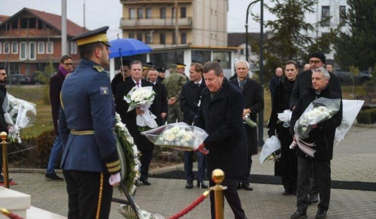 Ambasadorët e huaj e kujtojnë Rugovën: Qasja paqësore e tij e nevojshme këto ditë