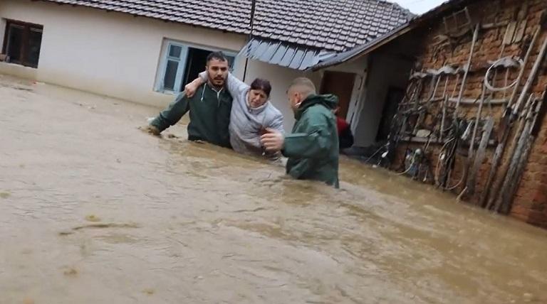 Momenti kur zyrtarët e Skenderajt shpëtojnë një çift të moshuar nga shtëpia e vërshuar (Video)