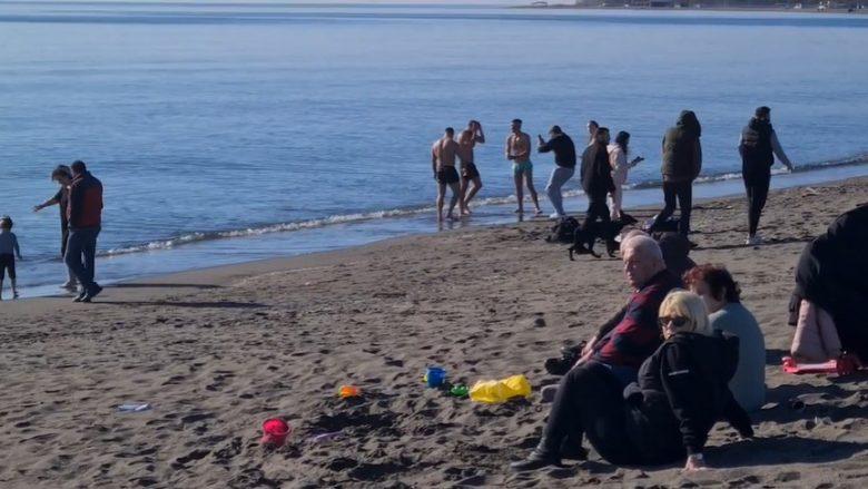 Temperatura në Velipojë shkon në 20 gradë, qytetarët ua mësyjnë plazheve (Video)