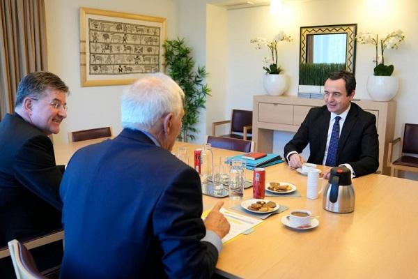 Mark Weller shoqëron Kurtin si pjesë e delegacionit të Kosovës në dialog me Serbinë