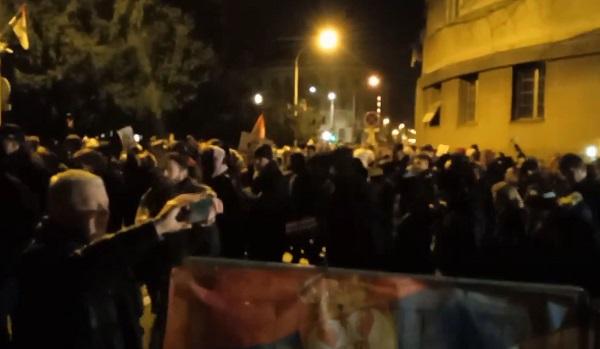 “Arrestoni Vuçiqin”, “tradhëti”: Eskalon situata në Beograd, protestuesit i afrohen Presidencës