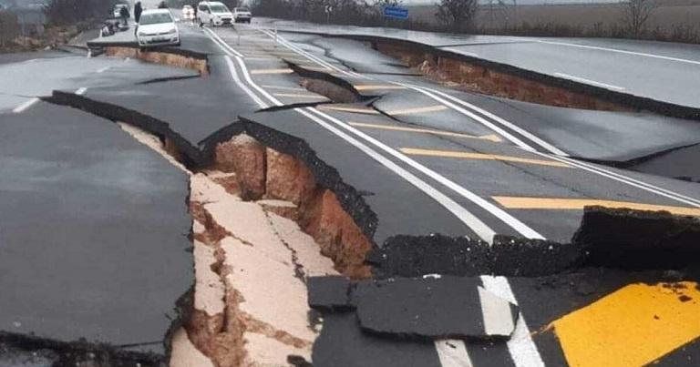 Tërmeti shkatërrimtar në Turqi, autostrada çahet në dysh dhe “përpin” makinat