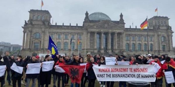 “Kundër bosnjëzimit të Kosovës”, “Jo ndarjes etnike” – Mërgimtarët në Gjermani protestojnë kundër Asociacionit