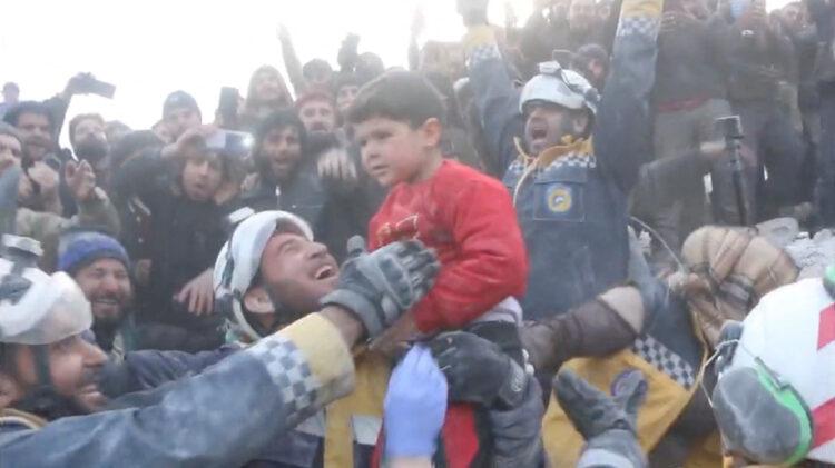 Një foto e lumturisë së vërtetë: Një familje e tërë u nxor e gjallë nga rrënojat në Siri (Video)