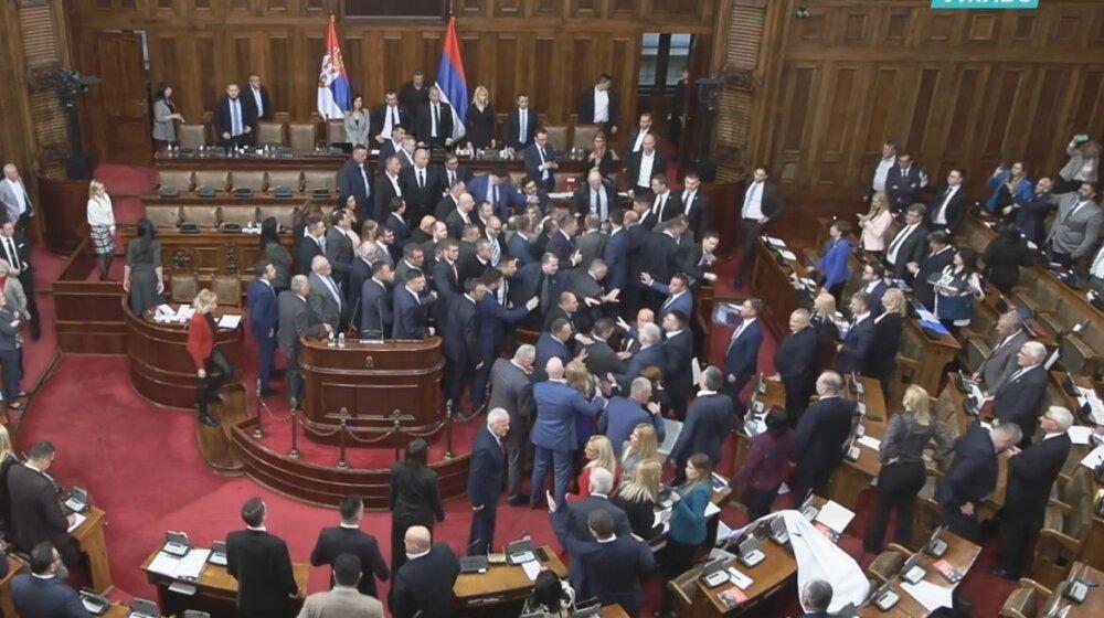 Skena qesharake në Parlamentin serb, deputeti ofron ‘shërbime’ se si duhet të rrihen deputetët