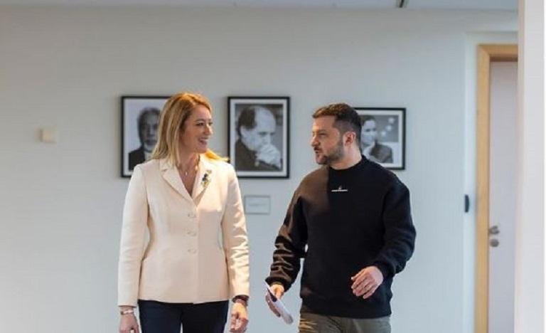 Zelensky dhe Metsola publikojnë një foto, në prapavijë shihet Ibrahim Rugova