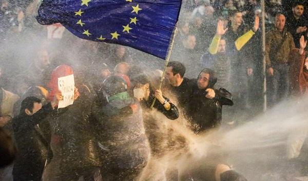 Shperthejnë protestat e dhunshme në Gjeorgji: Policia përdor gaz lotsjellës dhe topa uji për të shpërndarë protestuesit