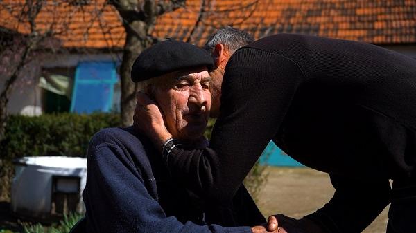 Pamje emocionuese: Babë e bir pajtohen në Natën e Ramazanit