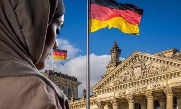 Berlini do të lejojë femrat edukatore muslimane të mbajnë shaminë!