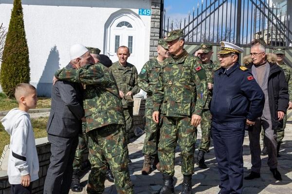 Ushtarak nga Shqipëria bënë homazhe në kompleksin memorial “Adem Jashari”