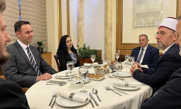 Osmani e Konjufca shtrojnë iftar në Kuvendin e Kosovës