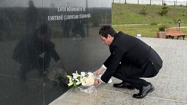 Kurti bëri homazhe në Kompleksin Memorial në Marinë, vlerëson lartë luftën e komandantit Ilaz Kodra