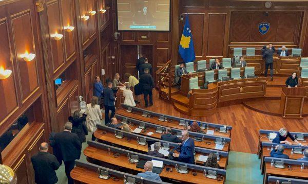 Deputeti i VV-së: Kosova sot më shumë po sanksionohet nga opozita, se sa nga Lajçaku!