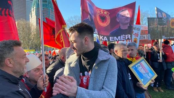 Qytetarë të shumtë protestojnë para Speciales, në mesin e tyre edhe djali i Kadri Veselit