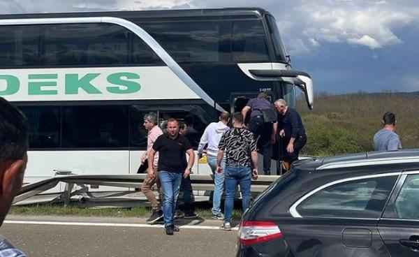 Një autobus plotë me studentë del nga rruga afër Kragujevcit