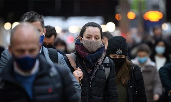 Çfarë po ndodh në Britani? Ekspertët bëjnë thirrje për vendosjen e maskave! Rrezikon të rikthehet varianti i COVID-19