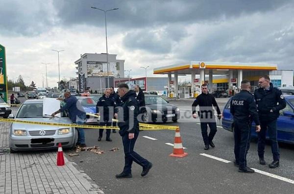 E rëndë: Një burrë gjendet në veturën e tij në Gjakovë pa shenja jete, mjeku konstaton vdekjen (Foto)