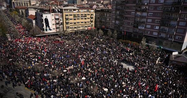 Mijëra qytetarë marshojnë në përkrahje të ish-krerëve të UÇK-së