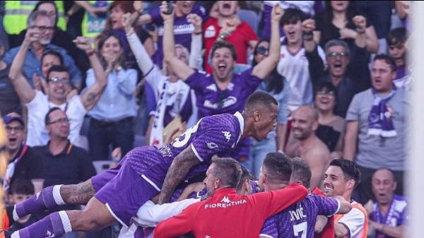 Fiorentina mposht Romën me përmbysje spektakolare në fund