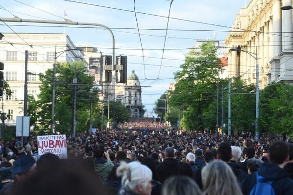 Dhjetra mijëra protestues në rrugët e Beogradit kërkojnë dorëheqjen e presidentit serb: “Vuçiq, largohu…”