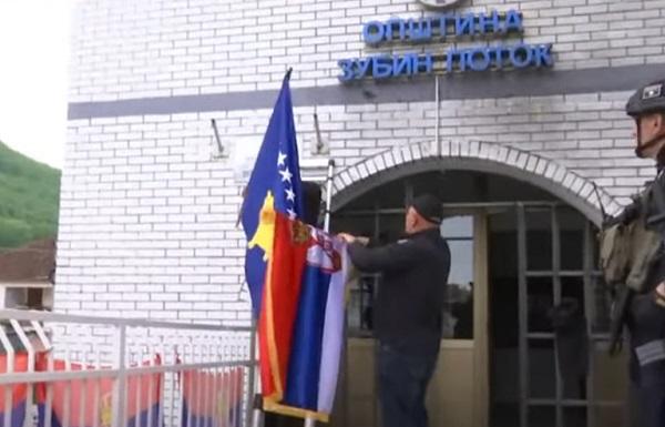 Largohet flamuri serb në Zubin Potok, vendoset ai i Kosovës