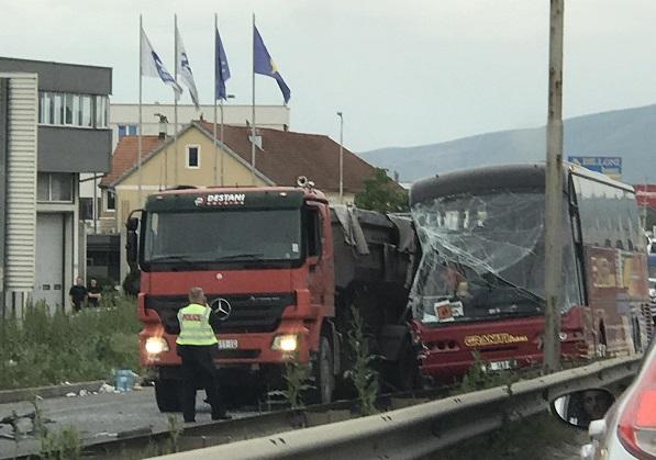 Momenti kur aksidentohen autobusi e kamioni në Vragoli