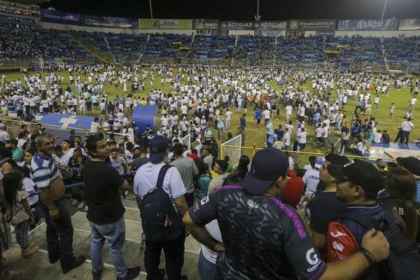 12 të vdekur nga rrëmuja në stadiumin e El Salvadorit