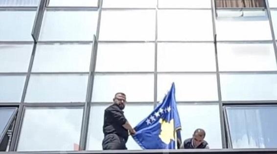 Vendoset flamuri i Kosovës në objektin e Komunës së Mitrovicë Veriore