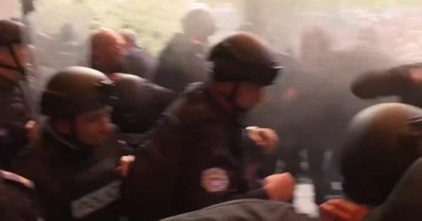 Momenti kur Policia përdor sprej për të zmbrapsur protestuesit serbë në Zveçan