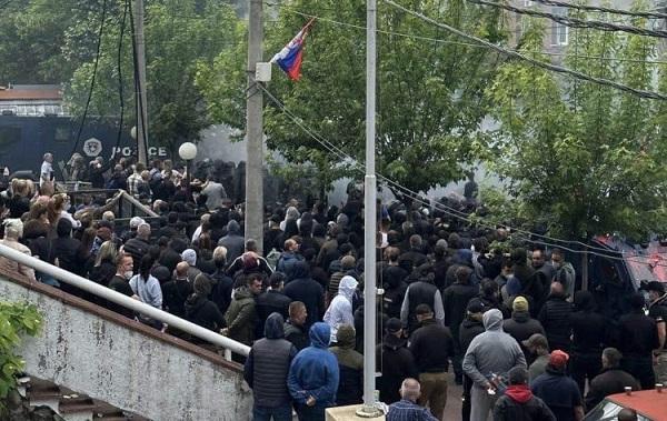 Volker kërkon nga Kosova të ulë tensionet, ndërsa nga Perëndimi që t’i bëjë presion Serbisë