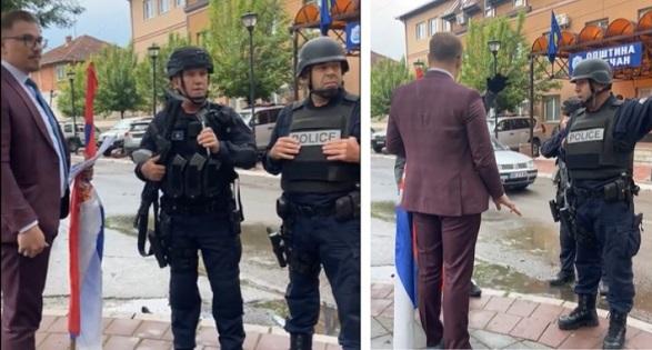 Politikani i ri serb përseri provokon policët në Veri, ua lexon ligjin me flamurin serb në dorë, policia e largojnë nga objekti i komunës