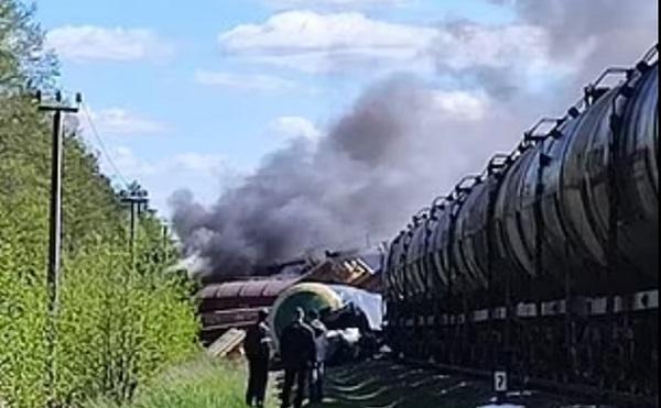 Forcat ukrainse vendosin mina në hekurudhën ruse, momenti kur treni shpërthen në flakë