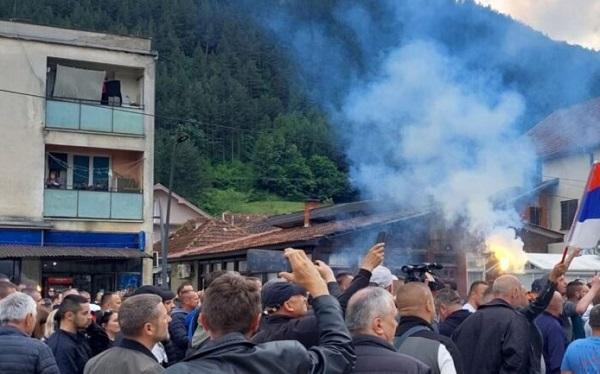 Momenti kur KFOR-i nis t’i shpërndajë serbët në Zveçan, s’pranuan ta lirojnë rrugën (Video)