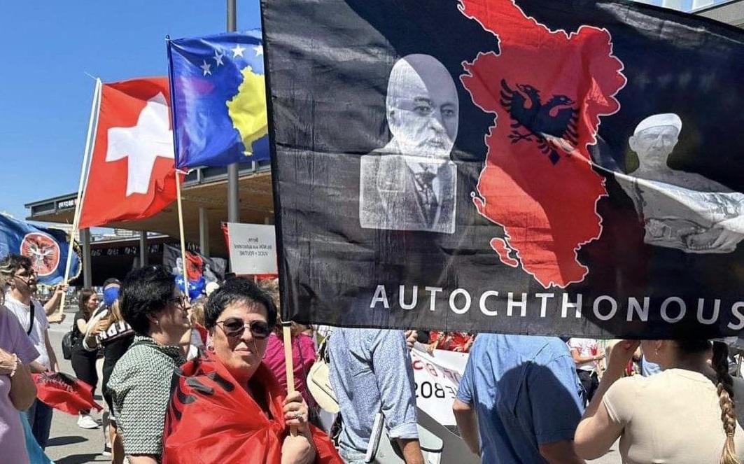 Shqiptarët protestojnë në Cyrih, kundërshtojnë cenimin e sovranitetit të Kosovës