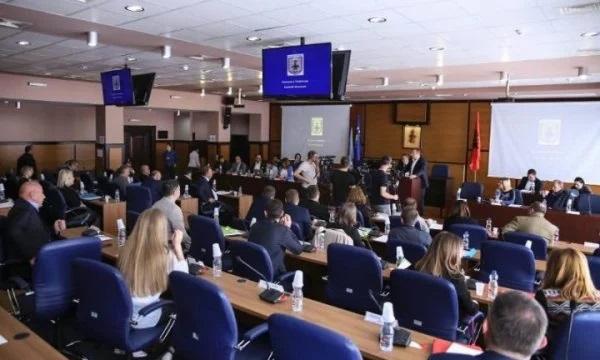 “Puç politik”, asamblistët e LDK’së në Komunën e Prishtinës: Do të vazhdojmë punën me Kryetarin, opozita bëri pazare të pista