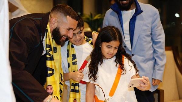 Benzema zbarkon në Arabi, një prezantim spektakolar e pret nesër